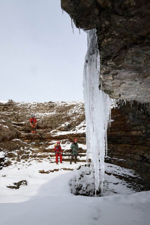 Aven de la Barelle (Causse Méjean, Lozère) - Spéléos descendant dans la doline d'entrée enneigée(SP-18-0352)
